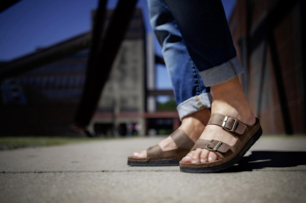 Mens slippers for swollen feet